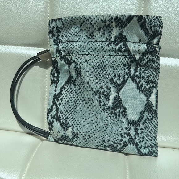 Gucci baby blue and black snakeskin print nylon wristlet clutch pouc - Picture 2 of 11